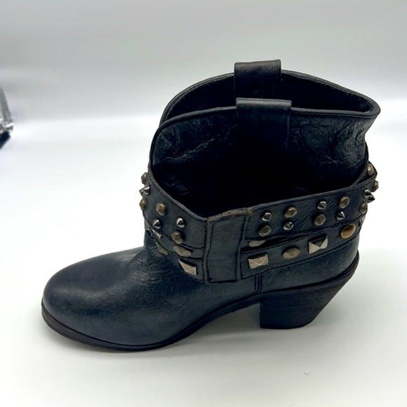 Circle G - Black Leather Distressed Studded Strap Pull On Ankle Boot Size 7.5 - Picture 7 of 15